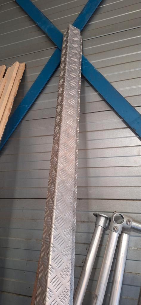 Aluminium hoekprofielen traanplaat – diverse lengtes, Doe-het-zelf en Verbouw, Metalen, Zo goed als nieuw, Aluminium, Ophalen