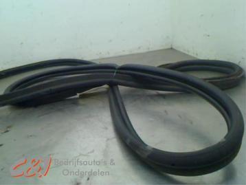 Portierrubber 4Deurs links-achter van een Peugeot Partner beschikbaar voor biedingen