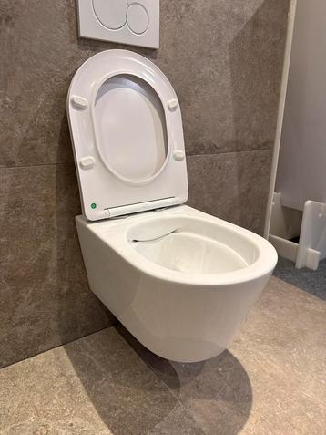 Nieuw Zwevend Toilet - Rimless & Tornado Flush beschikbaar voor biedingen