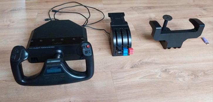 Logitech saitek yoke, Computers en Software, Joysticks, Zo goed als nieuw, Ophalen of Verzenden