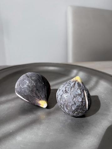2 Antieke vijgen van marmer steenfruit *HIT* beschikbaar voor biedingen