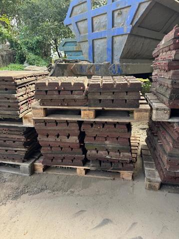 Rubberen tegels 50x50x8 +/- 26,5 m3   beschikbaar voor biedingen