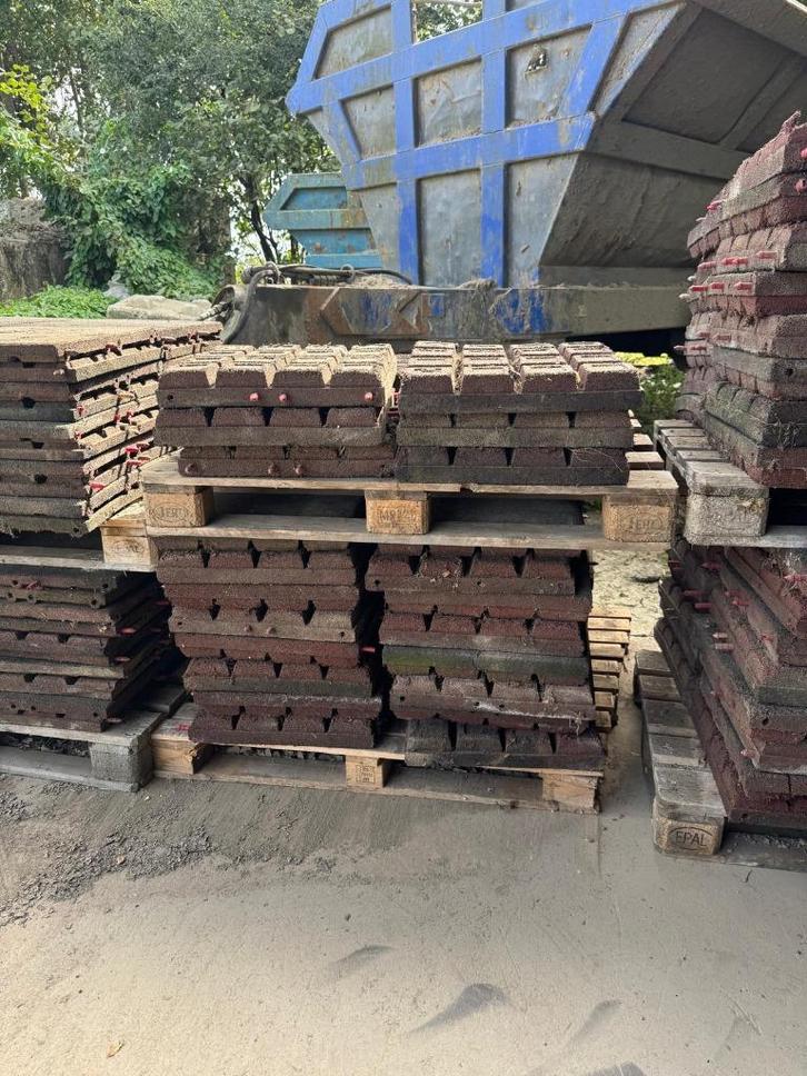 Rubberen tegels 50x50x8 +/- 26,5 m3, Tuin en Terras, Tegels en Klinkers, Gebruikt, Overige typen, Rubber, 10 m² of meer, Ophalen