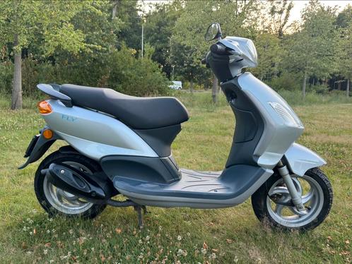 Piaggio fly 2 takt ( 9740 km ) goed onderhouden, Fietsen en Brommers, Scooters | Piaggio, Zo goed als nieuw, Fly, Maximaal 25 km/u