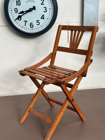 Vintage klapstoeltje beschikbaar voor biedingen
