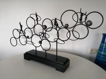 Zeer groot abstract metalen beeld op sokkel beschikbaar voor biedingen