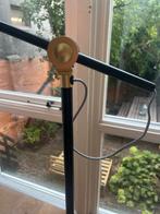 Industriële vloerlamp zwart met messing details, verstelbaar, Huis en Inrichting, Lampen | Vloerlampen, Ophalen, Zo goed als nieuw