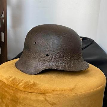 M42 Duitse helm met veel verf beschikbaar voor biedingen