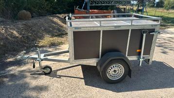Gesloten aanhangwagen beschikbaar voor biedingen