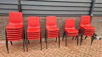25 stapelbare stoelen  beschikbaar voor biedingen