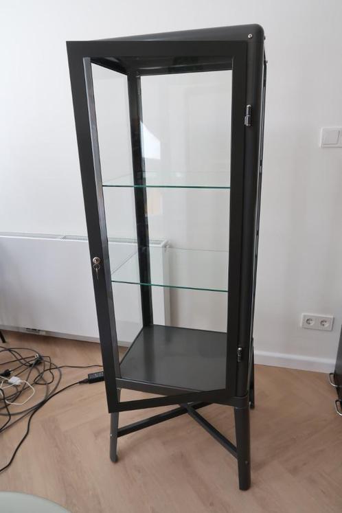 FABRIKÖR vitrinekast Ikea - donkergrijs 57x150 cm, Huis en Inrichting, Kasten | Vitrinekasten, Zo goed als nieuw, 150 tot 200 cm