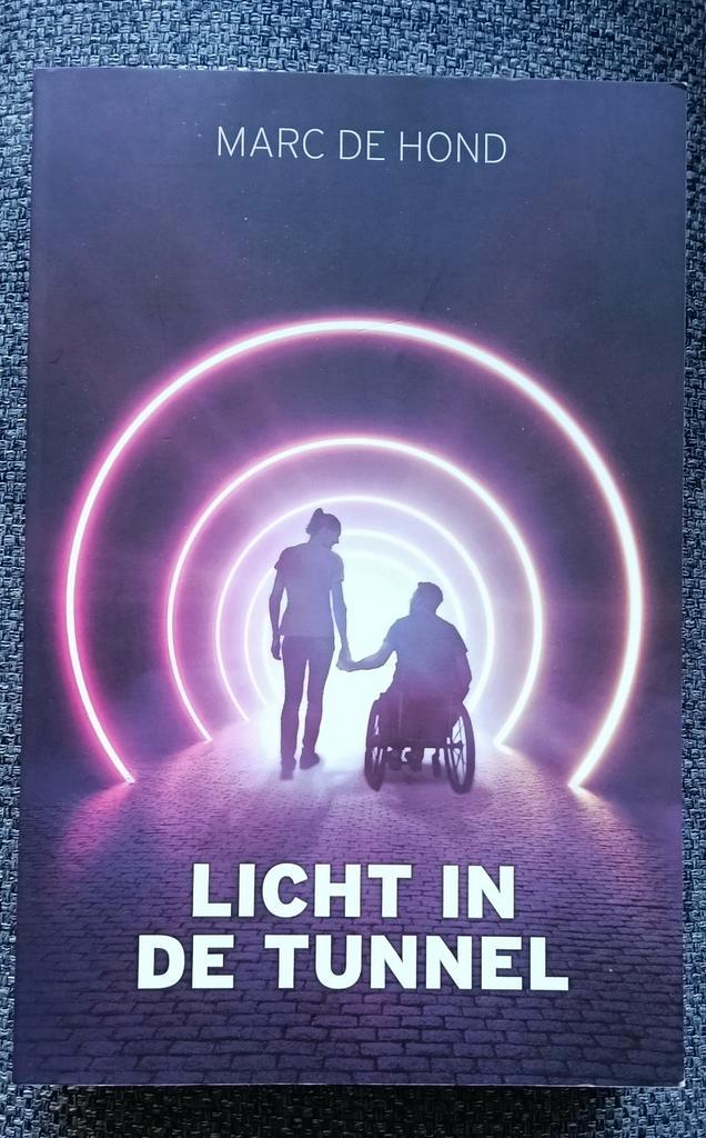 Licht in de Tunnel - Marc de Hond, Boeken, Biografieën, Zo goed als nieuw, Overige, Ophalen of Verzenden