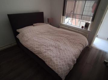 Boxspring inc dekens en kussens beschikbaar voor biedingen