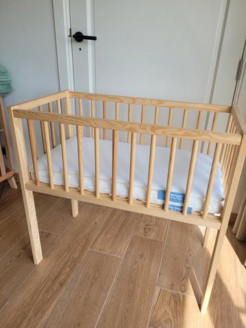 Houten ledikant cosleeper + zzoo matras & topper nieuwstaat  beschikbaar voor biedingen