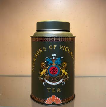 Vintage thee blik Jacksons of Piccadilly tea. Jaren ‘50/‘60. beschikbaar voor biedingen