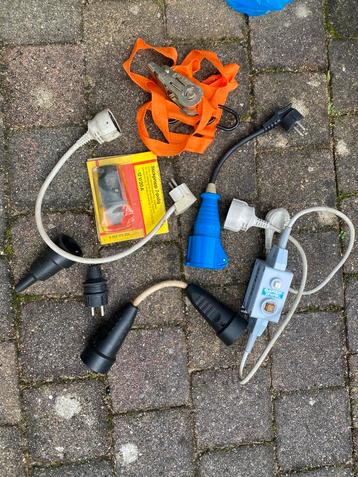 Caravan Aardlek, koppelstukken en snoeren beschikbaar voor biedingen