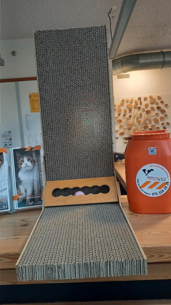 Hoekkrabpaal van karton met bal, Dieren en Toebehoren, Krabmeubelen, Zo goed als nieuw, Krabplank, Ophalen