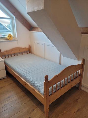 Bedframe, lattenbodem en goede matras 200 x 100cm beschikbaar voor biedingen