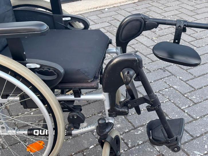 Rolstoel met verstelbare beensteunen tot recht vooruit., Diversen, Rolstoelen, Gebruikt, Handbewogen rolstoel, Inklapbaar, Ophalen of Verzenden