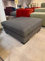 Hocker Calypso poef voetebbank grijs woonoutlet, Ophalen, Nieuw, Rechthoekig, 125 cm of meer