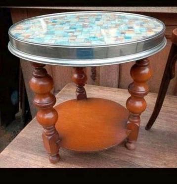 Vintage Bijzettafel met Mozaïek Blad beschikbaar voor biedingen