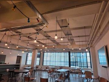 Industriële rails met hanglampen.  beschikbaar voor biedingen