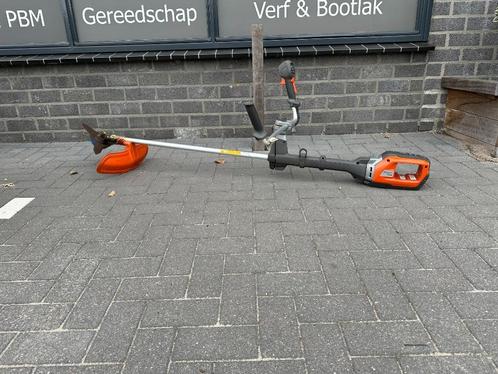 Tweedehands Husqvarna 535iRX accu bosmaaier, Tuin en Terras, Bosmaaiers, Zo goed als nieuw, Accu, 10 tot 30 cm, Ophalen