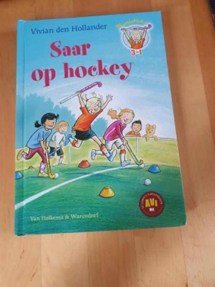 Saar op hockey  van Vivian den Hollander, Boeken, Kinderboeken | Jeugd | onder 10 jaar, Zo goed als nieuw, Fictie algemeen, Ophalen of Verzenden