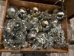 Oud houten kistje met zilverkleurige kunststof kerstballen., Ophalen of Verzenden, Gebruikt