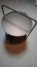 Zwarte bijzettafel met handvat, Huis en Inrichting, Tafels | Bijzettafels, Ophalen, Minder dan 45 cm, Minder dan 55 cm, Metaal of Aluminium