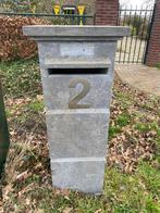 Grijze hardstenen brievenbus, Tuin en Terras, Brievenbussen, Ophalen, Gebruikt, Hardsteen, Staande brievenbus