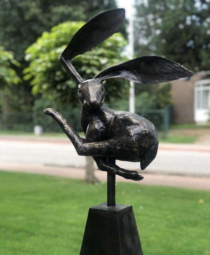 Bronzenbeelden-winkel Gekke haas op bronzen sokkel..., Tuin en Terras, Tuinbeelden, Nieuw, Overige materialen, Ophalen of Verzenden