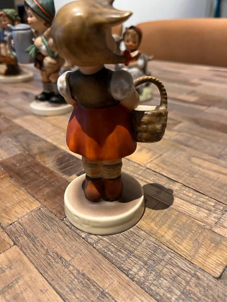 Vintage Hummel Meisje met Mand, Antiek en Kunst, Kunst | Beelden en Houtsnijwerken, Ophalen
