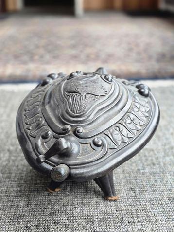 Antieke Kolenpot met Decoratief Deksel beschikbaar voor biedingen