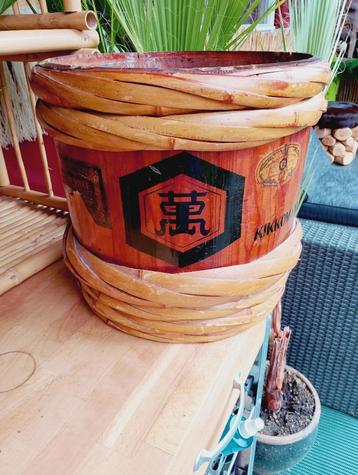 Oude houten Japanse kikkoman sojasaus houten vat  beschikbaar voor biedingen