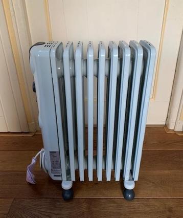 Zeer nette DeLonghi oliegevulde radiator 2000W, 60m3 beschikbaar voor biedingen