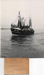 Foto vissersboot UK 43 Kotter haven Urk vlaggetjesdag 1960, Verzenden, 1940 tot 1960, Ongelopen, Flevoland