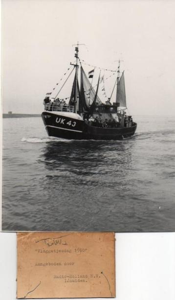Foto vissersboot UK 43 Kotter haven Urk vlaggetjesdag 1960 beschikbaar voor biedingen