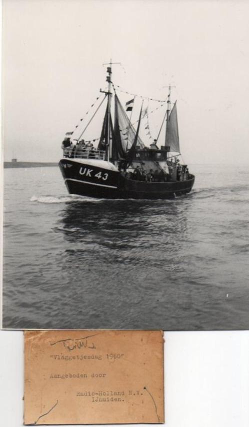 Foto vissersboot UK 43 Kotter haven Urk vlaggetjesdag 1960, Verzamelen, Ansichtkaarten | Nederland, Ongelopen, Flevoland, 1940 tot 1960