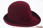 Mooie Vintage Dameshoed bordeaux fluweel 55 = S tot XS, Antiek en Kunst, Antiek | Kleding en Accessoires, Ophalen of Verzenden