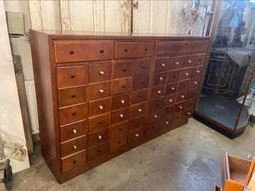 oude apothekerskast beschikbaar voor biedingen