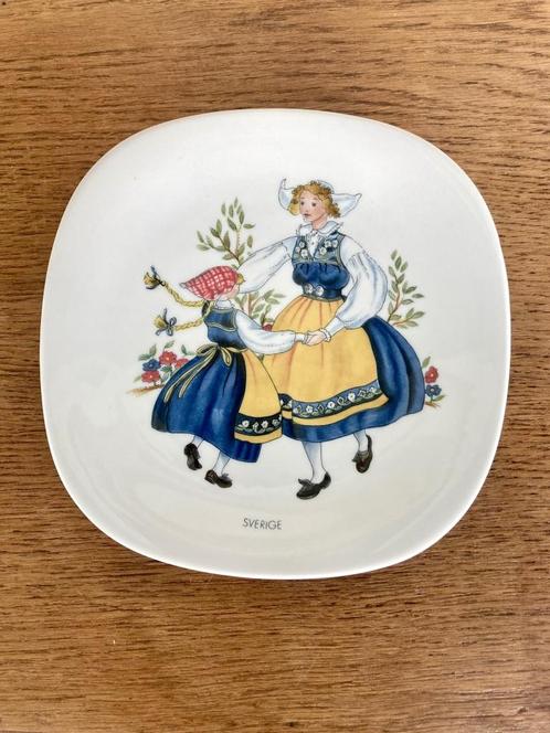 Rörstrand: wandbord traditionele Zweedse klederdracht. Jr 80, Huis en Inrichting, Woonaccessoires | Wanddecoraties, Nieuw, Ophalen of Verzenden