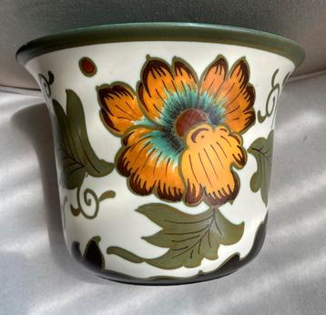 Gouda flower pot beschikbaar voor biedingen