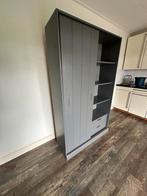 Grijze houten kast van WOOOd met schuifdeur en lades, 100 tot 150 cm, 200 cm of meer, Ophalen of Verzenden, Zo goed als nieuw