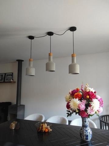 Leuke gegoten cementlook eetkamglamp houten accenten beschikbaar voor biedingen