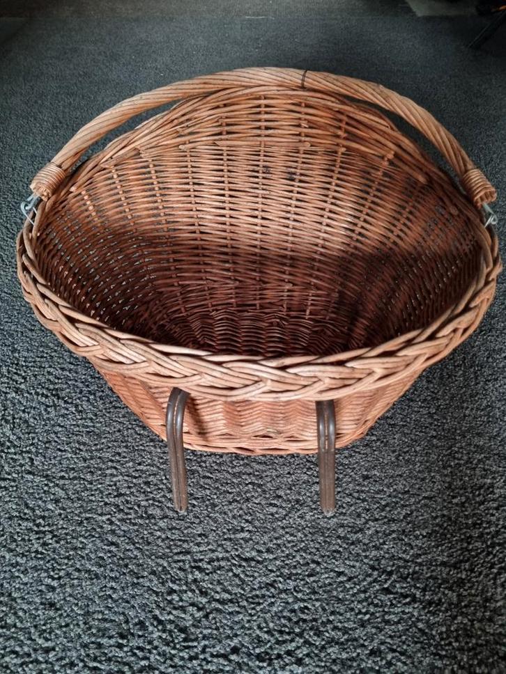 Groote ovale rieten fietsmand met hengsel. Nu slechts 24,- €, Fietsen en Brommers, Fietsaccessoires | Fietsmanden, Zo goed als nieuw