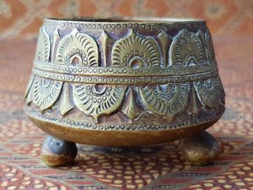 Mooi zwaar antiek Oosters offerpotje van brons 7 cm. beschikbaar voor biedingen