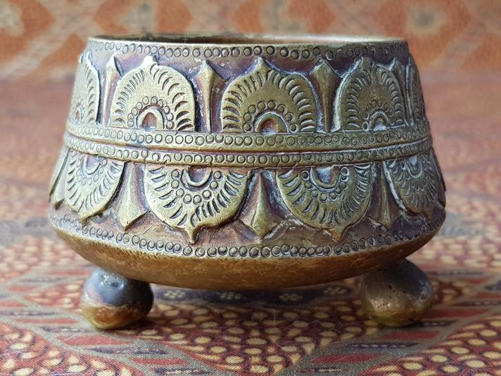 Mooi zwaar antiek Oosters offerpotje van brons 7 cm., Antiek en Kunst, Kunst | Niet-Westerse kunst, Ophalen of Verzenden
