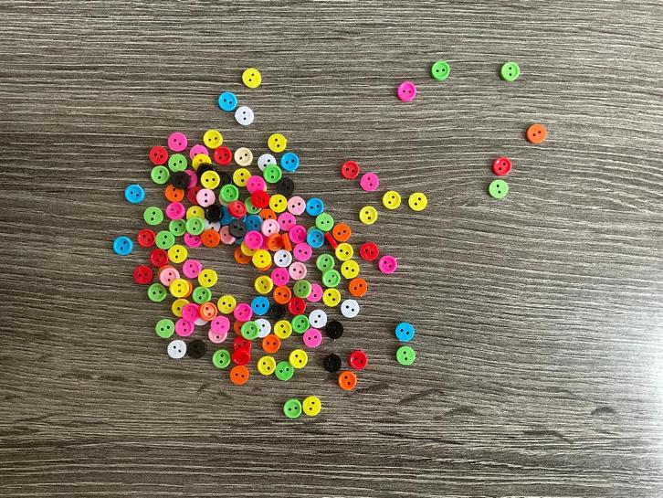 K6) Aanbieding leuke mix knoopjes 6 mm 100 voor € 3,00, Hobby en Vrije tijd, Naaien en Fournituren, Nieuw, Knoop of Knopen, Verzenden