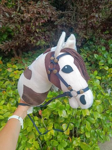 Hobbyhorse wit met bruine vlekken beschikbaar voor biedingen